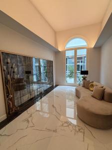 a living room with a large marble floor at My Maison 49 in Empoli