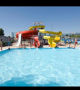 einen Pool mit einem Wasserpark mit einer Wasserrutsche in der Unterkunft Chalet Natura in Castel di Sangro