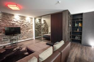 I&A Residence - Old Town في تالين: غرفة معيشة مع أريكة وتلفزيون