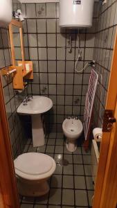 a small bathroom with a toilet and a sink at Villa Anna Palumbo Sila in Torre Caprara