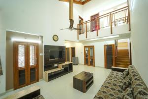 The Royal Villa في بانتشجانى: غرفة معيشة مع أريكة وتلفزيون