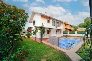 The Royal Villa في بانتشجانى: صورة منزل مع مسبح