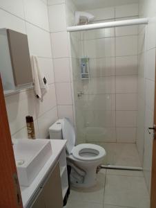 Un baño con inodoro, ducha y lavabo. en Apartamento dentro da ucs universidade, en Caxias do Sul