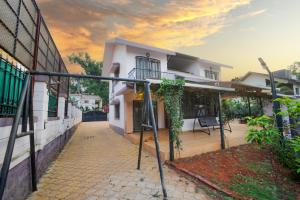 The Royal Villa في بانتشجانى: منزل امامه سياج