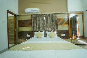 The Royal Villa في بانتشجانى: غرفة نوم بسرير كبير مع لوح رأس خشبي +19 صورة