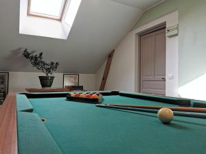 una sala biliardo con tavolo da biliardo in una stanza di Chambre Romantique, Le Suc du Pommier a Grazac Altre 7 foto