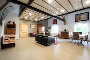 un ampio soggiorno con un divano e un tavolo di Chambre Romantique, Le Suc du Pommier a Grazac