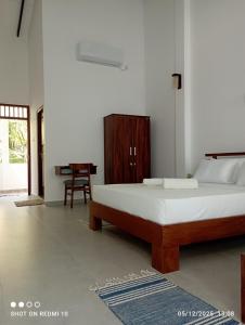 Postel nebo postele na pokoji v ubytování The Ritz Hikkaduwa