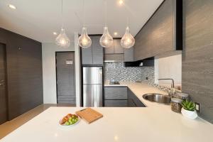 Nhà bếp/bếp nhỏ tại 2 BR Apt Pool View - CTG B507-8