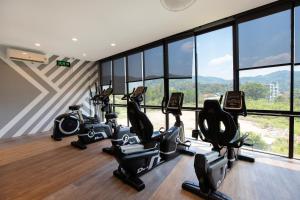 Phòng/tiện nghi tập thể dục tại 2 BR Apt Pool View - CTG B507-8