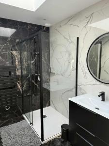 Et badeværelse på Cozy M&O House