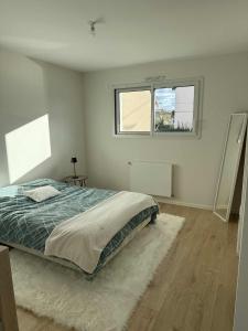 En eller flere senge i et værelse på Cozy M&O House