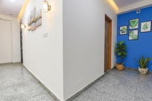 FabHotel Silver Stay 02 في جايبور: ممر به جدران زرقاء وباب