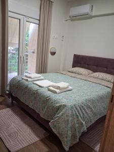 Ruby's Apartments Platamonas في بلاتامون: غرفة نوم بها سرير مع مناشف عليه +36 صورة