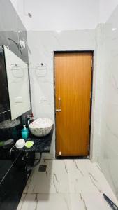 een deur in een badkamer met een aanrechtblad en een wastafel bij Rudrangan Suites Full Luxurious Villa Near Mahakaleshwar temple By AP villas and Resorts in Ujjain