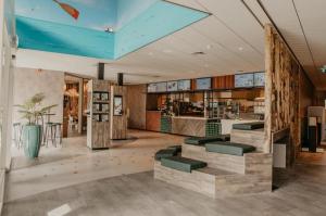 una hall con tavoli, sedie e bancone di Beachhouse Renesse 2645 a Renesse Altre 42 foto