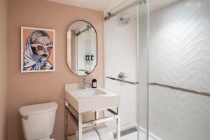 Un baño con lavabo y ducha en The Luce, St. Pete Beach, a Tribute Portfolio Hotel, en St Pete Beach 28 fotos más