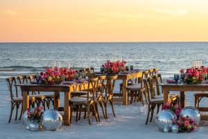 una mesa para una boda en la playa en The Luce, St. Pete Beach, a Tribute Portfolio Hotel, en St Pete Beach