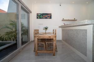 a table and chairs in a room with a fireplace at Villa cassia in Kerobokan