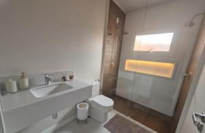 Et badeværelse på Casa de temporada Capão da Canoa