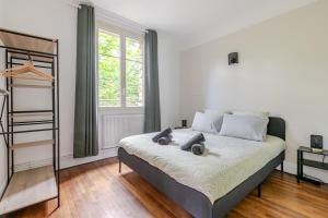 En eller flere senge i et værelse på T3 rénové entre Versailles SQY