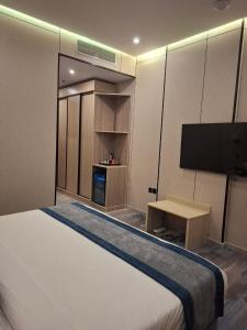 Una televisión o centro de entretenimiento en Grand hotel alhamra