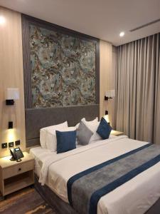 Una cama o camas en una habitación de Grand hotel alhamra