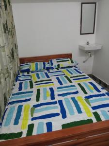 Postel nebo postele na pokoji v ubytování Triveni Home