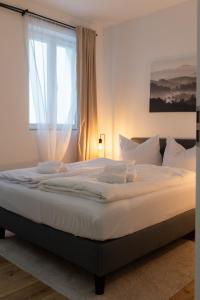 Postel nebo postele na pokoji v ubytování Modernes Apartment am Schloss - Claycation