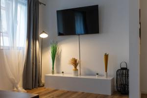 TV a/nebo společenská místnost v ubytování Modernes Apartment am Schloss - Claycation + 3 fotografie