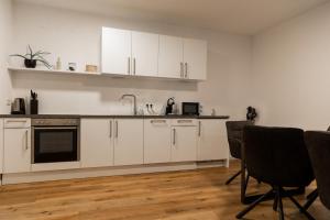 Kuchyň nebo kuchyňský kout v ubytování Modernes Apartment am Schloss - Claycation