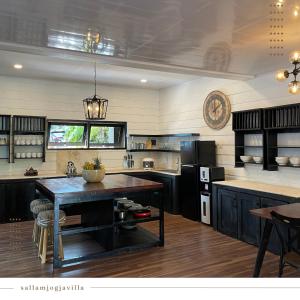 Η κουζίνα ή μικρή κουζίνα στο The Noman Tawangmangu by Suasana Villa