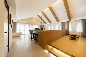 Kuchyň nebo kuchyňský kout v ubytování Floral Hotel Changbaishan Baihe Left Bank