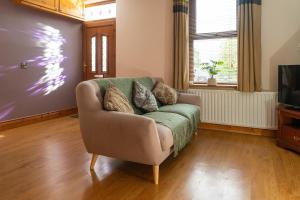 Khu vực ghế ngồi tại Isle of Erne Escape - Lakeside & Town Location