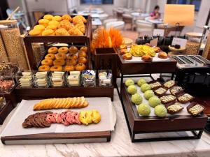 武汉武汉江汉路江滩亚朵酒店的展示不同类型的面包和糕点