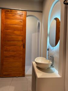 a bathroom with a sink and a mirror at Pinggan Tavora in Gretek