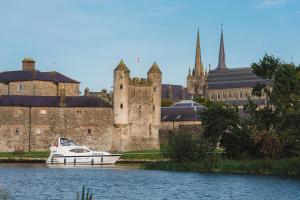 Tầm nhìn suối chảy gần nhà nghỉ dưỡng