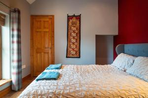 Giường trong phòng chung tại Isle of Erne Escape - Lakeside & Town Location