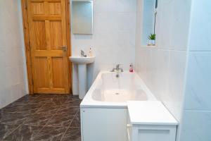 Phòng tắm tại Isle of Erne Escape - Lakeside & Town Location +47 ảnh