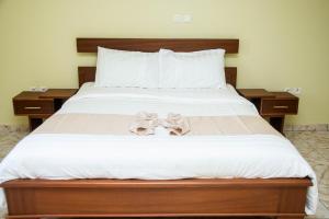 a bedroom with a bed with a bow on it at Résidence Romacy, appartement 2 chambres avec balcon à Ahala, quartier résidentiel de Yaoundé in Yaoundé