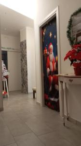 een schilderij van de kerstman op een deur in een kamer bij La ninfa B&B in Salerno