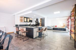 een keuken met een aanrecht en krukken bij Chalet Salt Lake in La Toussuire +15 foto's