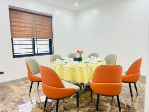 Гостиная зона в Khách sạn Crown Hotel