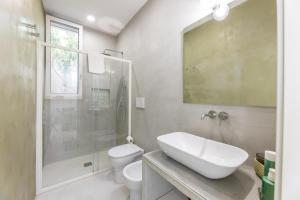 een badkamer met een wastafel, een toilet en een douche bij Appartamento Marinaia Panorama in Marittima +10 foto's