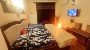 Ένα ή περισσότερα κρεβάτια σε δωμάτιο στο Exclusive Floor on Manali Expressway for Family