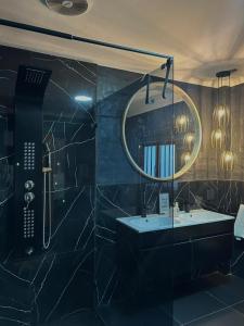 Et badeværelse på Kloof Blackwood Cottage Modern Studio