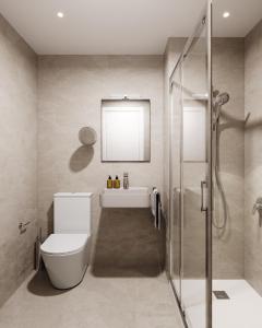 Un baño con inodoro, lavabo y ducha. en Tailormade Hotel AL GIARDINETTO Biasca, en Biasca