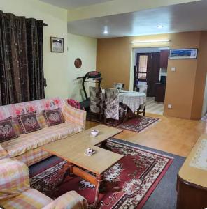 Χώρος καθιστικού στο Bhimalaya