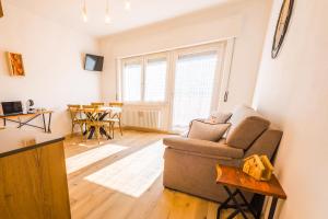 ein Wohnzimmer mit Sofa und Tisch in der Unterkunft Antico Borgo in Longarone