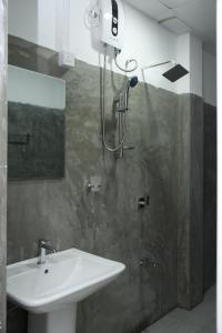 Ένα μπάνιο στο Colombo Mount Hostel